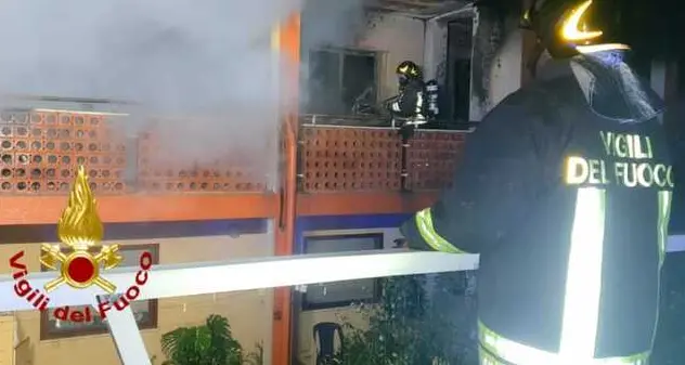 Scoppia un incendio in casa: evacuata palazzina a Uras