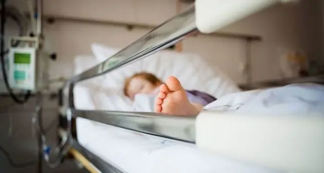 Botte e calci a figlia della compagna: fuori pericolo la bimba di 8 mesi, ma condizioni gravi