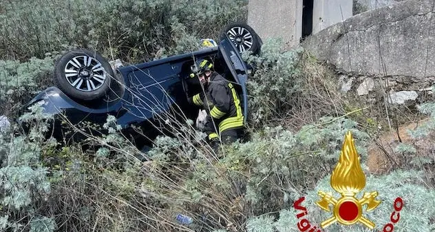 Nule. Auto si ribalta sulla Strada Provinciale 7