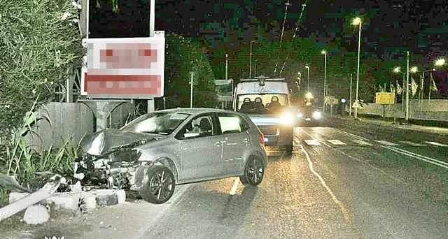 Auto rubata a Villasor, i ladri si schiantano su un palo della luce in viale Marconi e poi scappano