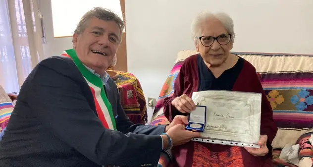 Nonna Rosaria compie 102 anni: gli auguri dal Comune di Cagliari