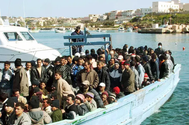 20051228 - IMMIGRAZIONE, CONSULTA BOCCIA ALTRA NORMA DELLA BOSSI-FINI  - Un barcone di immigrati nelle acque dell\\'isola di Lampedusa (Agrigento) in un\\'immagine d\\'archivio del 22 giugno scorso. FRANCO LANNINO/ARCHIVIO ANSA/ji