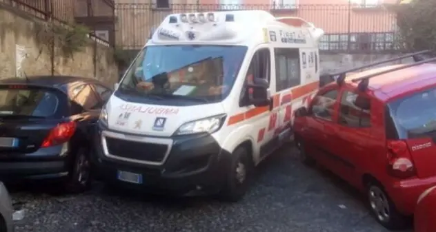 Napoli, auto in sosta selvaggia bloccano l’ambulanza: muore una donna