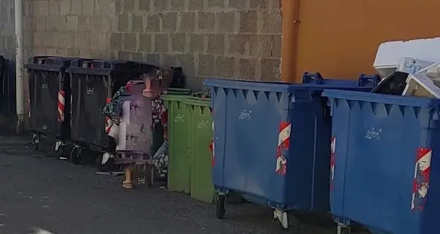 Cagliari. Abbandona rifiuti in strada, scatta la multa da 600 euro