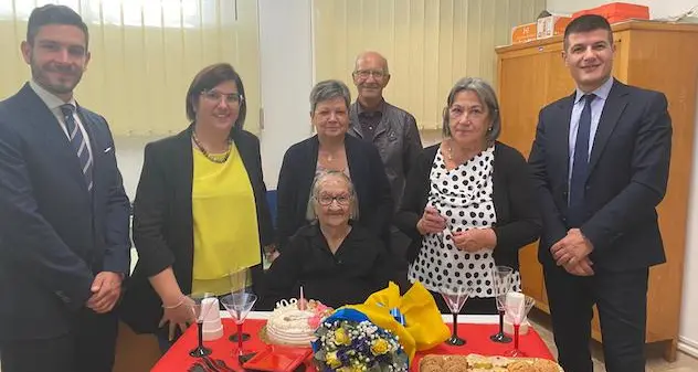 Osini. I 103 anni di Zia Battista e il legame \"di famiglia\" con le Poste