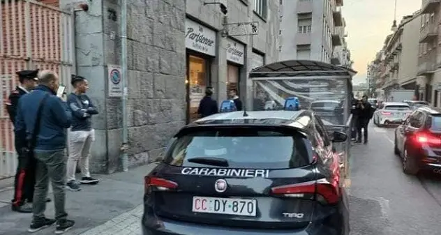 Trovato nel suo bar a Torino con un coltello sull'addome: morto barista di Anela