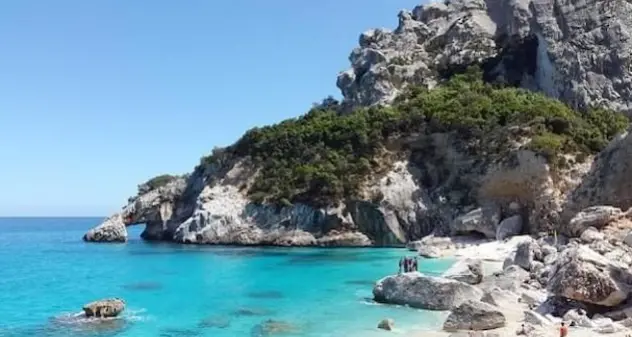 Spiagge sarde depredate, ma ora 100 chili di ciottoli tornano in Ogliastra