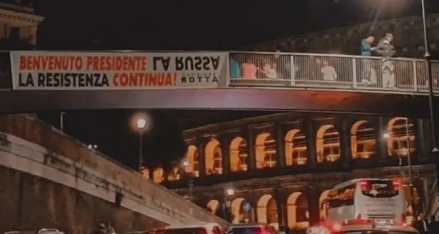 La Russa a testa in giù in uno striscione davanti al Colosseo