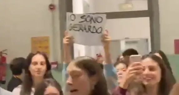 Bidello lava auto della preside. Studenti protestano, ma lei smentisce: \"Si è offerto lui\"