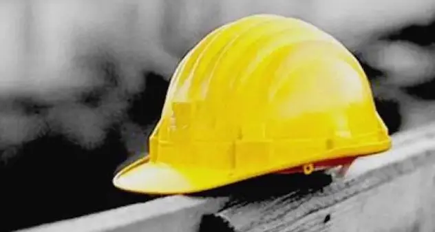 Incidente sul lavoro: operaio precipita da tetto e muore