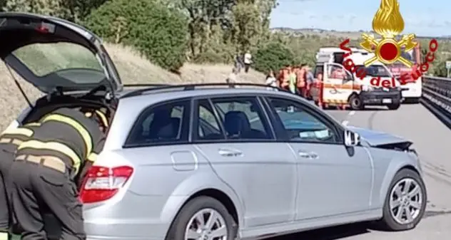 Ottana. Perde il controllo dell’auto e finisce contro il guardrail