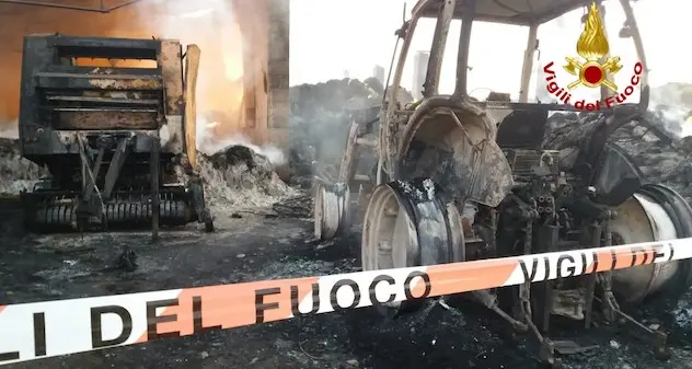 Fiamme in un'azienda agricola: distrutti mezzi e balle di fieno