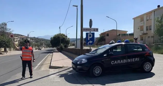 E' ai domiciliari, ma va in giro per il paese