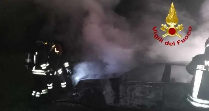 Paulilatino. Auto in fiamme durante la notte