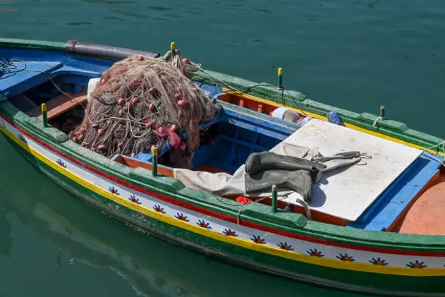 Piccola imbarcazione da pesca con reti