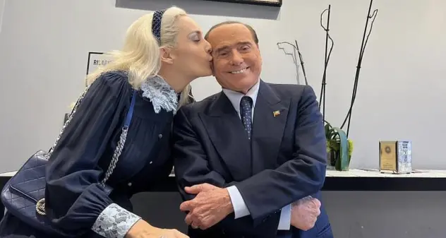 Berlusconi: “Ho riallacciato con Putin, mi ha regalato 20 bottiglie di vodka”, ma poi nega