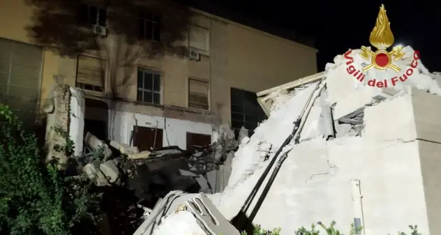 Tragedia sfiorata a Cagliari: crolla struttura in via Trentino all'università. IL VIDEO