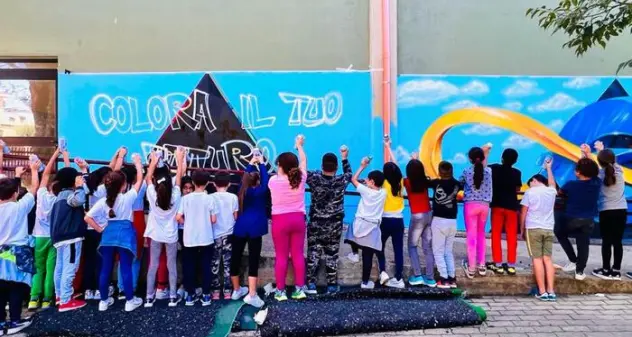 Gli studenti disegnano il muro della scuola di Maracalagonis