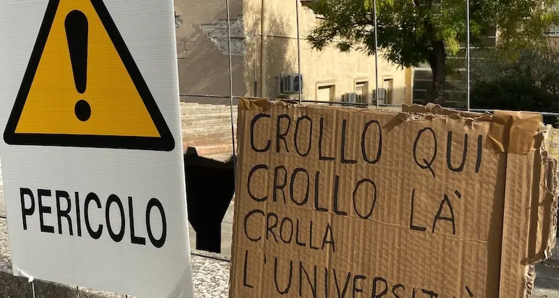 Cagliari. Crollo università: cede anche un pezzo del controsoffitto degli uffici Erasmus