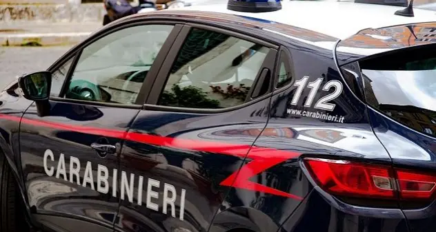 Milano, incendia un’auto e le fiamme danneggiano 2 mezzi e un negozio: arrestato