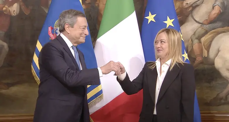 Draghi accoglie Giorgia Meloni a Palazzo Chigi: \"Benvenuta, come stai?\"