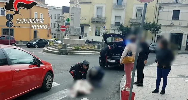 Travolta da auto mentre attraversa la strada: una donna in ospedale