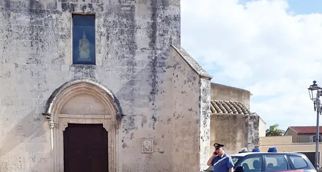 Si masturba in chiesa davanti ai minori, denunciato dai Carabinieri