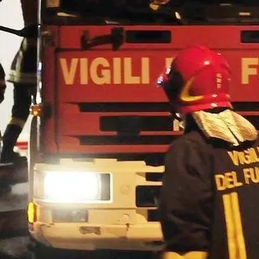 Attentato incendiario a un'auto: anziana a Sassari rischia di morire nel sonno per il fumo