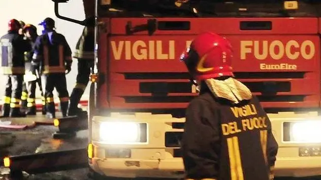 Attentato incendiario a un'auto: anziana a Sassari rischia di morire nel sonno per il fumo