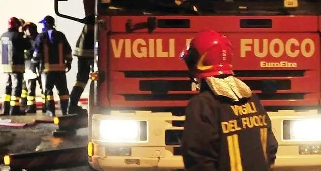 Attentato incendiario a un'auto: anziana a Sassari rischia di morire nel sonno per il fumo