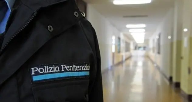 Cagliari, 17enne tenta il suicidio in carcere: salvato dagli agenti