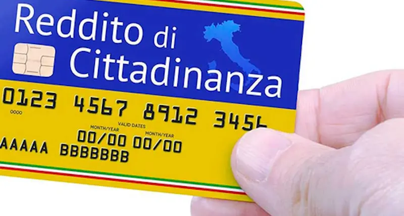 Latitante arrestato mentre preleva il reddito di cittadinanza