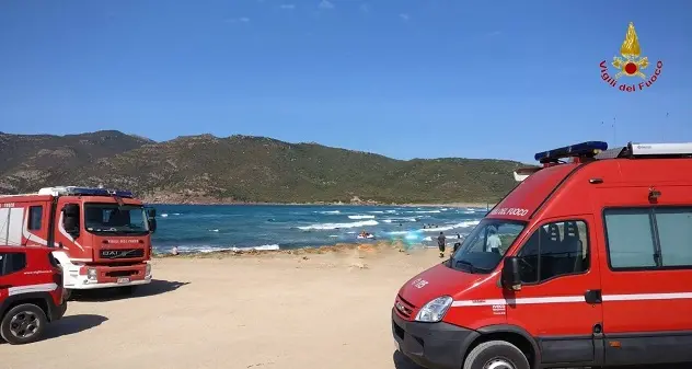 Surfista scomparso a Porto Ferro, forze dell'ordine in azione