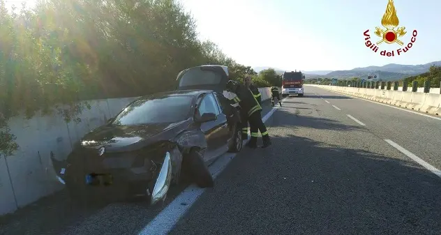 Auto contro muro sulla 131 Dcn: donna in ospedale