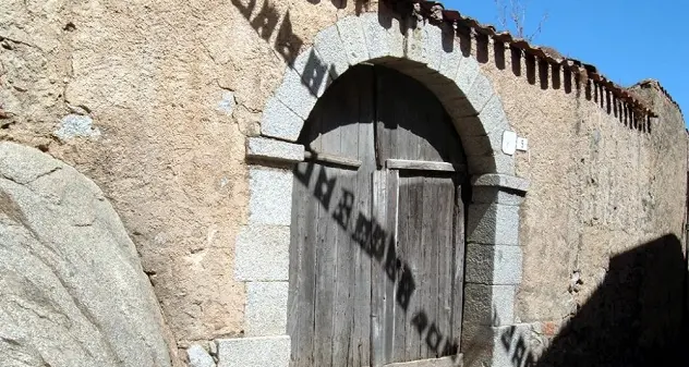 Atzara e il fascino del centro storico. 'Domos de pedra': granito, travi di quercia e cornici in trachite