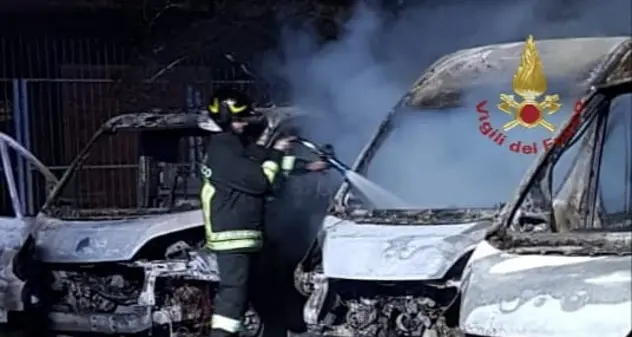 Cagliari, 6 furgoni a fuoco all'interno di un piazzale