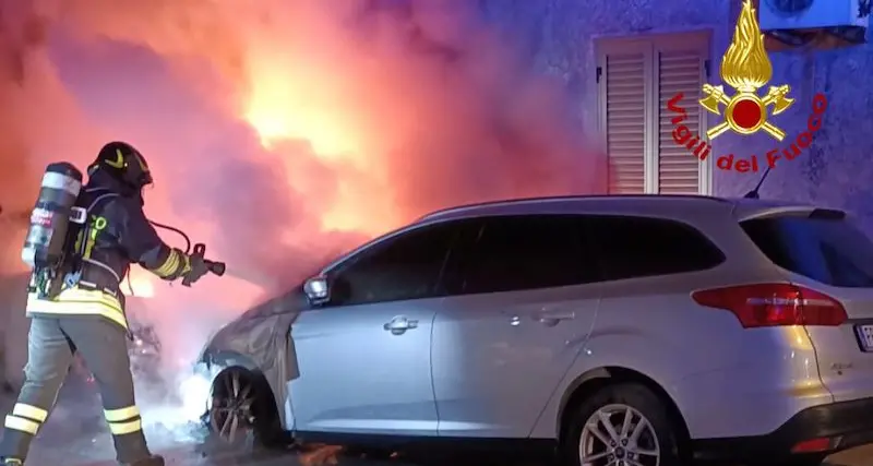 Attentato incendiario a Siniscola: fiamme su due auto