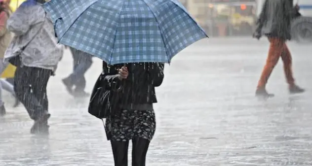 Meteo: dagli ombrelloni agli ombrelli, tornano le piogge entro la settimana