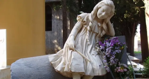 Iglesias. La triste storia di Zaira: “la bambina col cerchio”, simbolo del cimitero monumentale