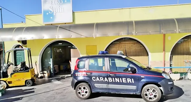 Rapina all’Eurospin, i ladri si feriscono e portano via un bottino di mille euro