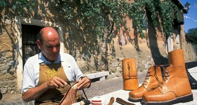 Le produzioni artigianali di Atzara: le mani sapienti di tessitrici, falegnami, calzolai