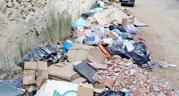 “Al cimitero di San Michele? Regna la discarica abusiva sotto gli occhi dei familiari dei defunti”