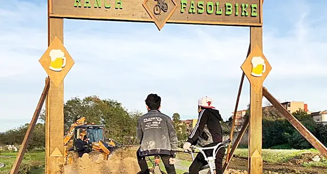 La discarica abusiva in via Piave? A ripulirla ci pensano Edmondo Argiolas e i ciclisti di “FasolBike”. LE FOTO