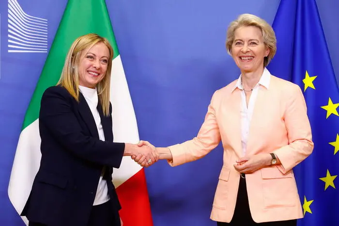 epa10284022 Italian Prime Minister Giorgia Meloni (L) is welcomed by European Commission President Ursula von der Leyen ahead of a meeting at the European Commission in Brussels, Belgium, 03 November 2022.  EPA/STEPHANIE LECOCQ