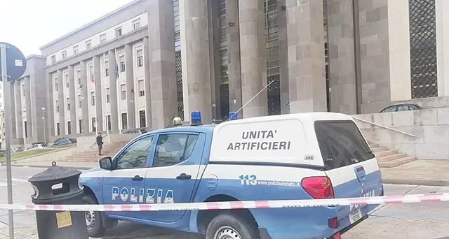 Allarme “bomba” in Tribunale, caos e disagi per le udienze e cancelli sbarrati