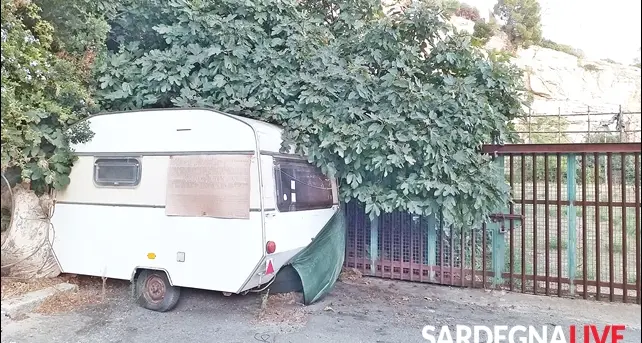 “Sono sardo, vivo in una roulotte, non sono un pericolo per voi e per il quartiere”. In vico 3° Merello, la triste storia di solitudine di Giuliano