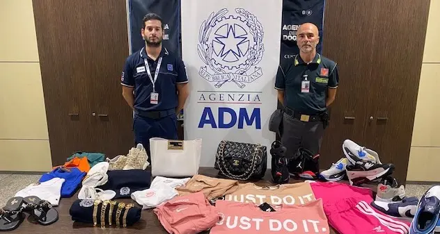 Capi di abbigliamento contraffatti sequestrati all’aeroporto di Cagliari