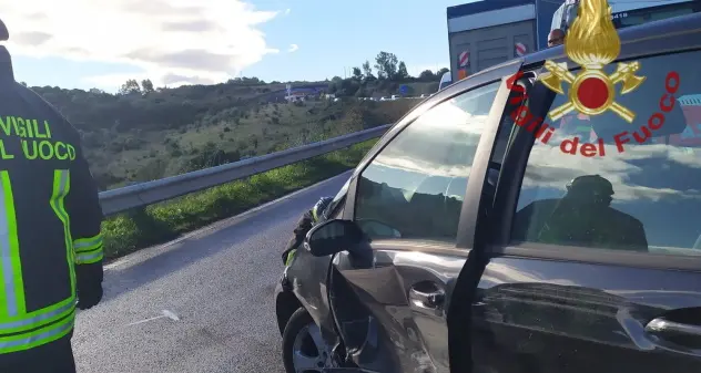 Scontro tra due auto vicino a Uri, coinvolto anche un pullman