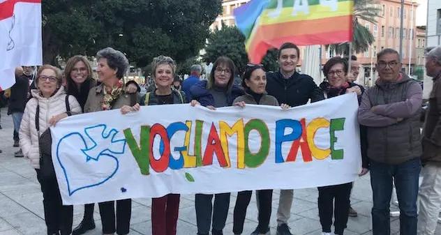 In duecento in piazza a Cagliari al sit-in per la pace