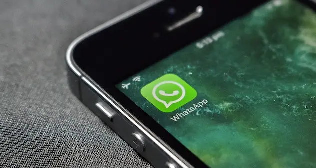 “Mi avete venduto telefono senza Whatsapp”. Giovane inveisce contro commessa